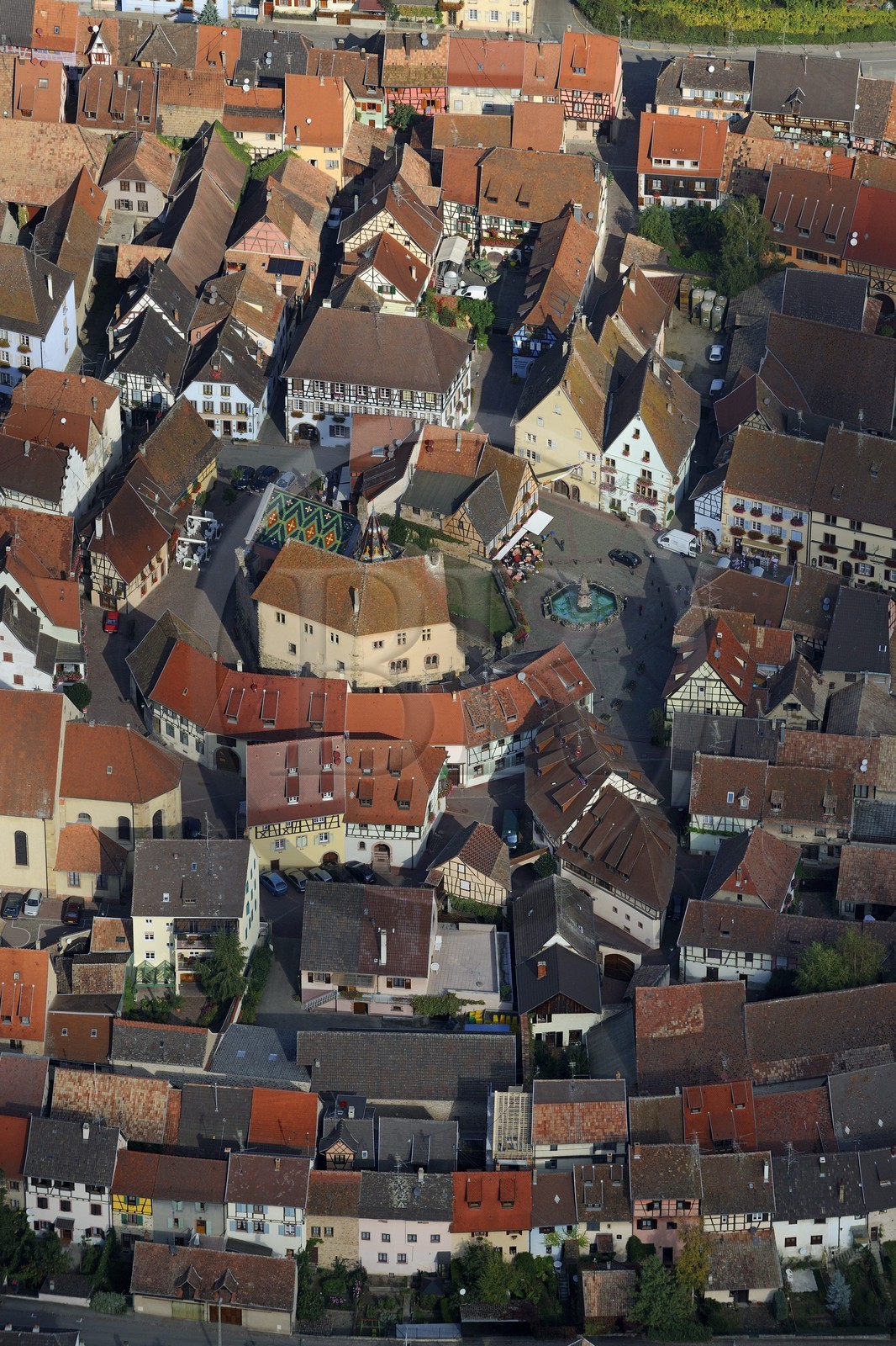 France, Haut-Rhin (68), Eguisheim, le coeur historique (photo aérienne)