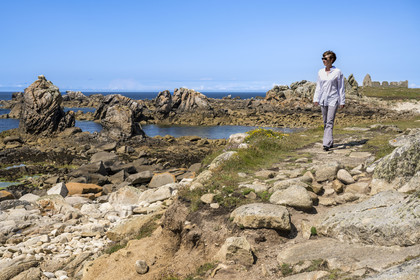 France, Finistère (29), Mer d'Iroise, Ile d'Ouessant, l'éditrice Helene Prigent en promenade à la Pointe de Pern