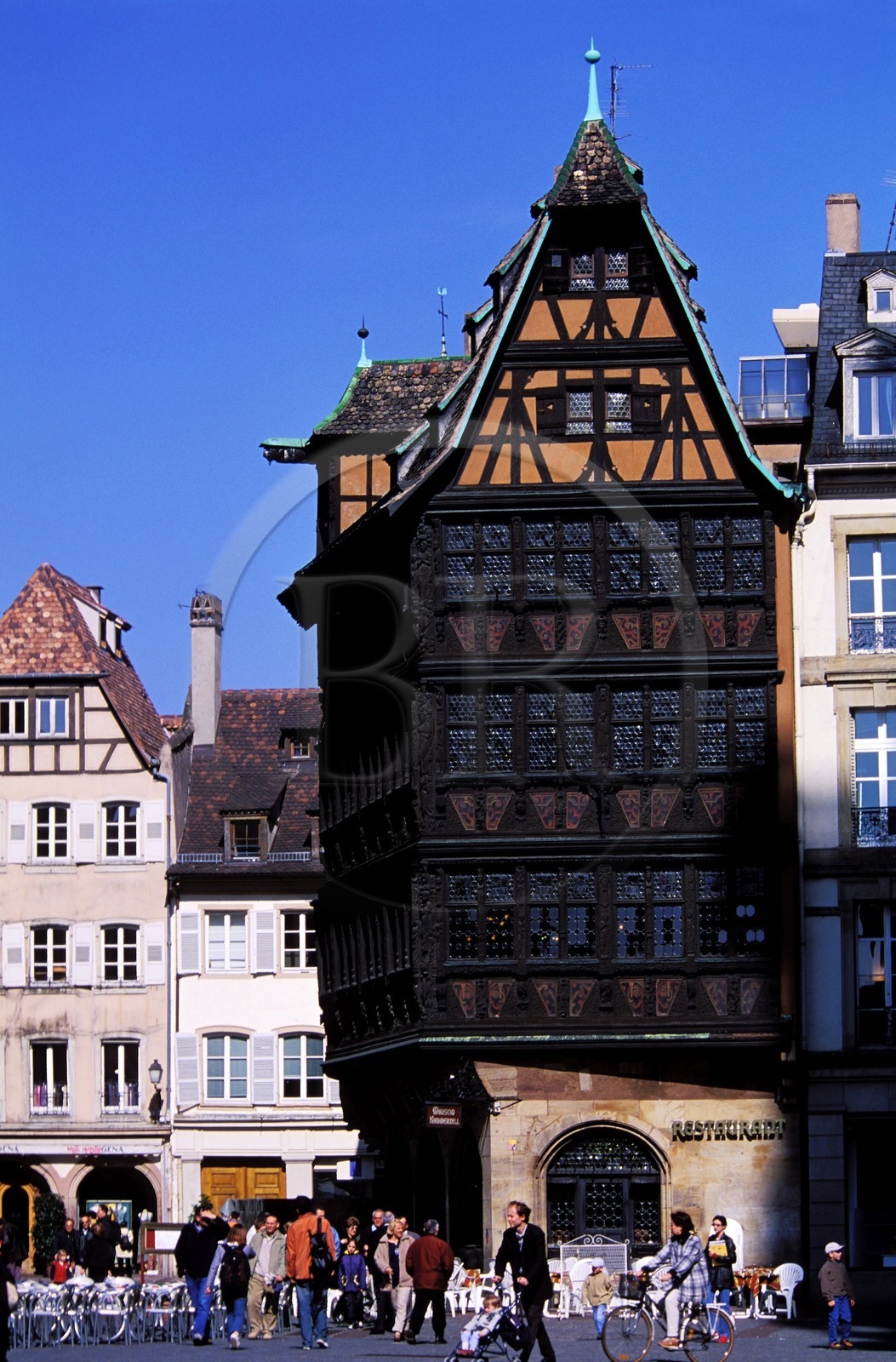 France, Bas-Rhin (67), Strasbourg, vieille ville classée au Patrimoine Mondial de l'UNESCO, place de la cathédrale, la Maison Kammerzell du XVe-XVIe siècle, reconvertie en hôtel-restaurant