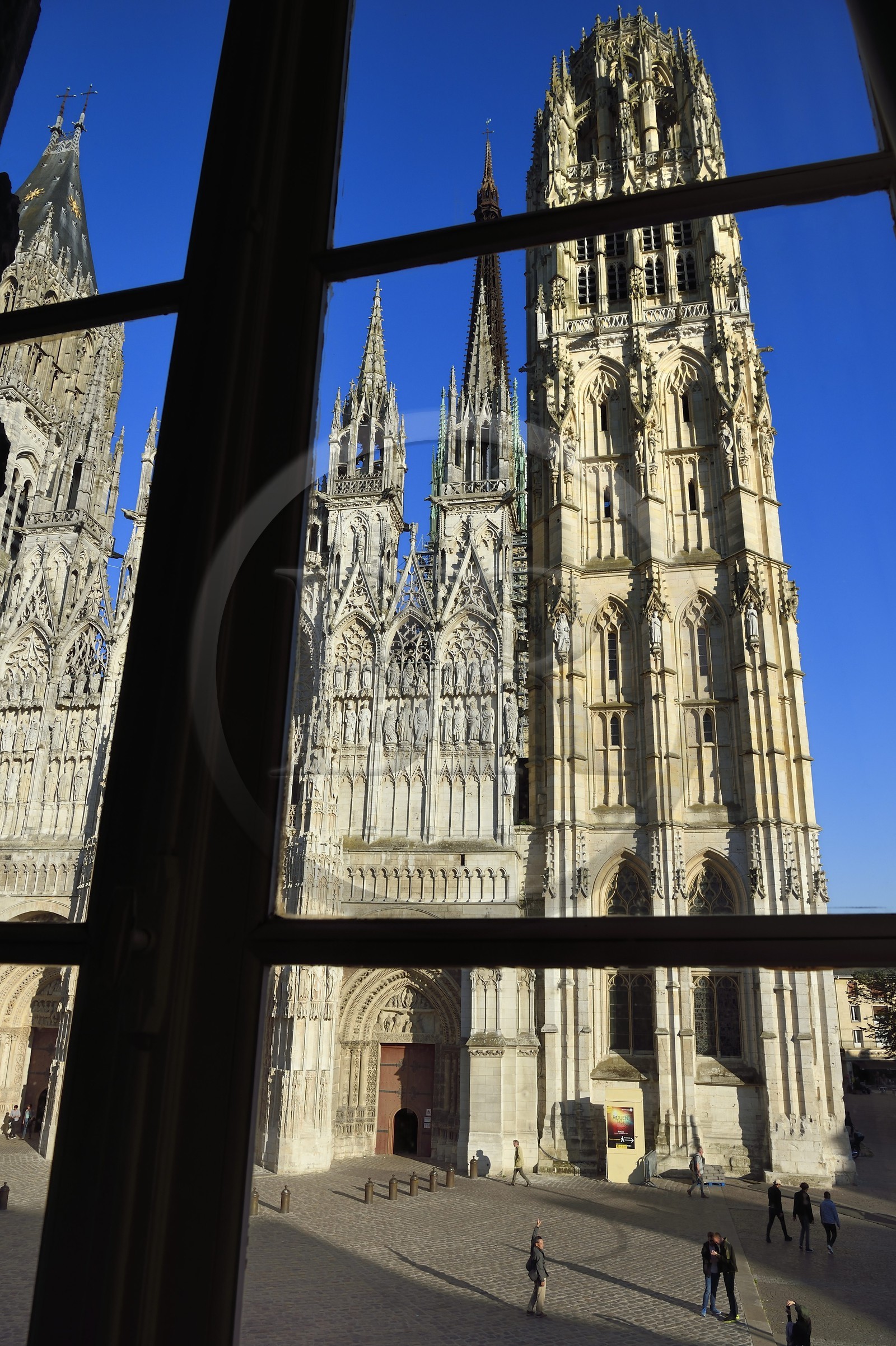 France, Seine-Maritime (76), Rouen, cathédrale Notre-Dame de Rouen vue de la fenêtre de l'ancien atelier de Claude Monet devenu maintenant l'Office de Tourisme