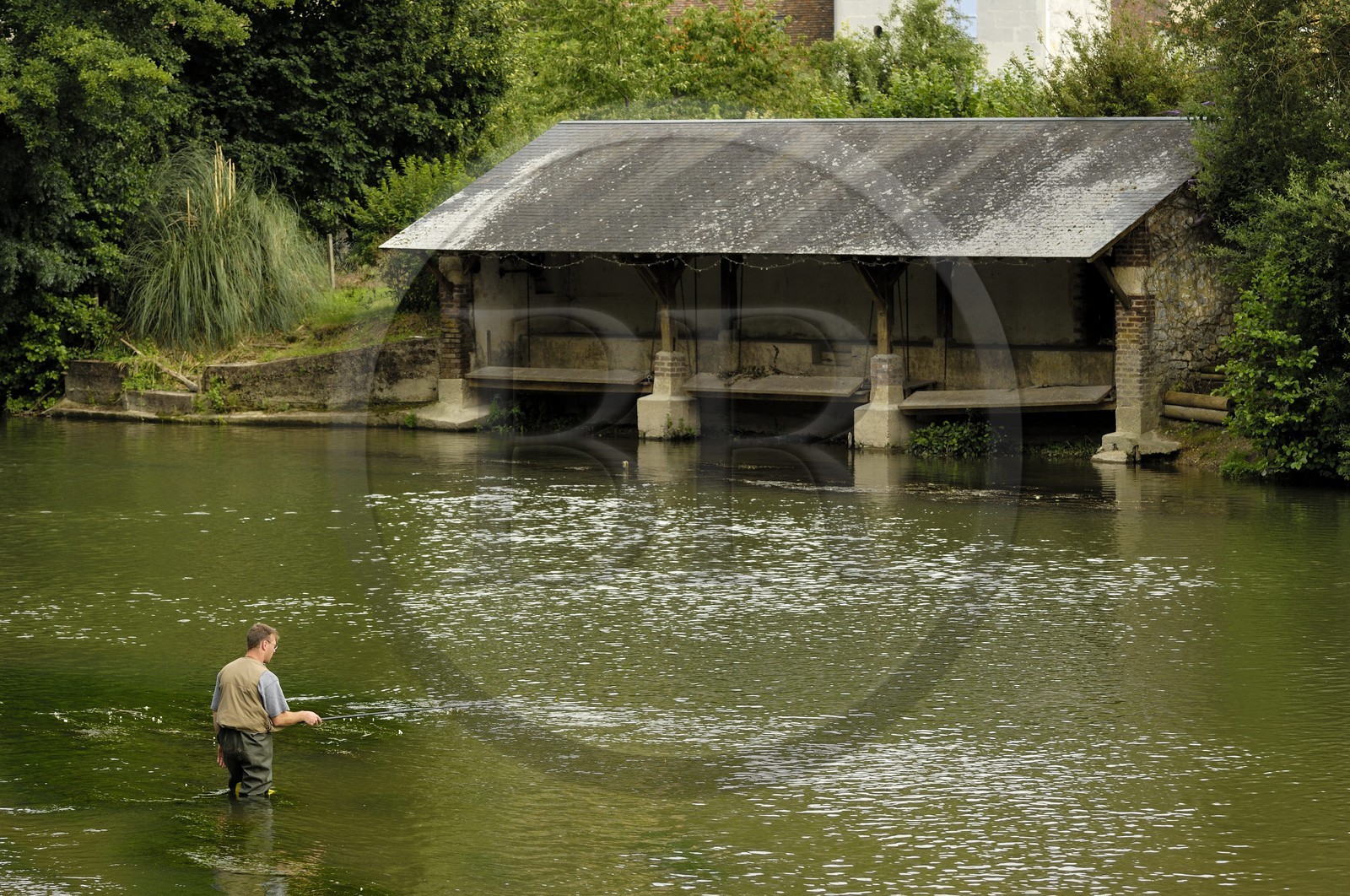France, Loir-et-Cher (41), Lavardin, labellisé Les Plus Beaux Villages de France, lavoir en bordure du Loir