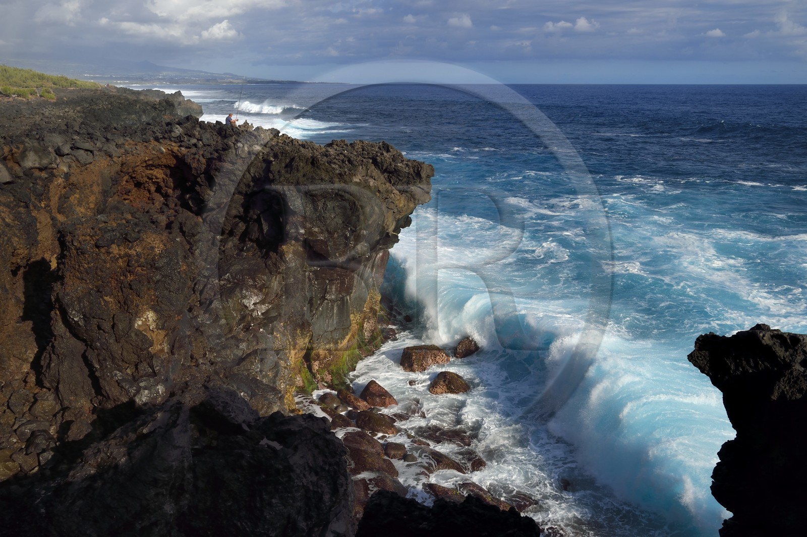 France, Ile de la Reunion, L'Etang Salé les Bains, la côte entre Le Gouffre et l'Etang du Gol, roches noires basaltiques d'origine volcanique tourmentées par l'océan