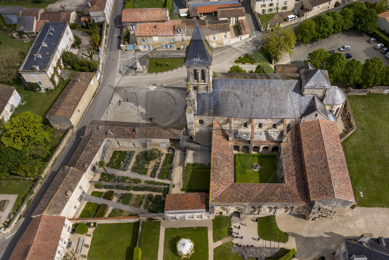 France, Vendée (85), Nieul-sur-l'Autise, Abbaye royale Saint-Vincent fondée en 1069, abrite la tombe d'Aénor de Châtelleraut mère d'Alienor d'Aquitaine (vue aérienne)