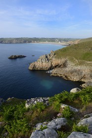 France, Finistère (29), Mer d'Iroise, Plogoff, la Baie des Trépassés entre la Pointe du Raz et la Pointe du Van en arrière plan