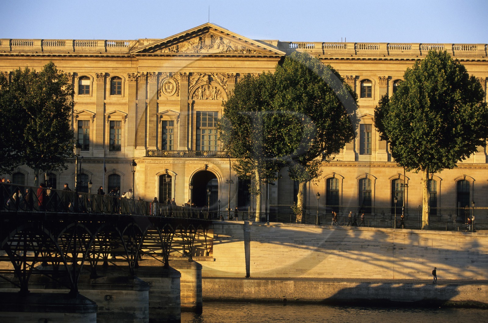 France, Paris (75), les rives de la Seine, classées Patrimoine Mondial de l'UNESCO, Le Louvre et le pont des Arts