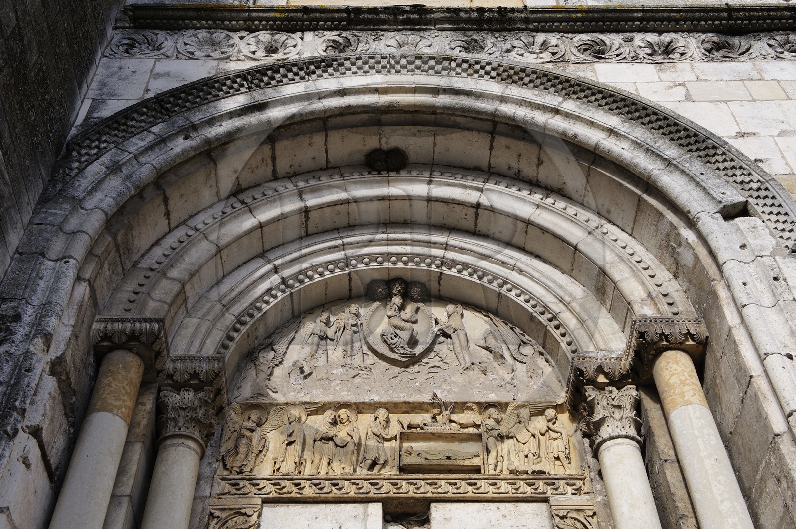 France, Nièvre (58), La Charité-sur-Loire, tympan du clocher Sainte Croix