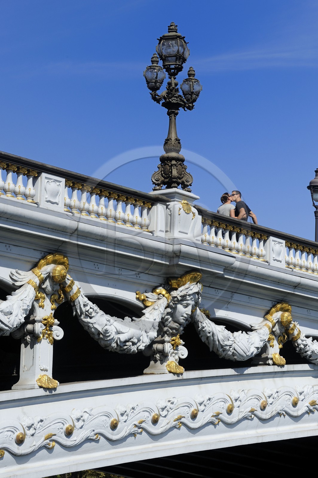 France, Paris (75), pont Alexandre III, couple enlacé