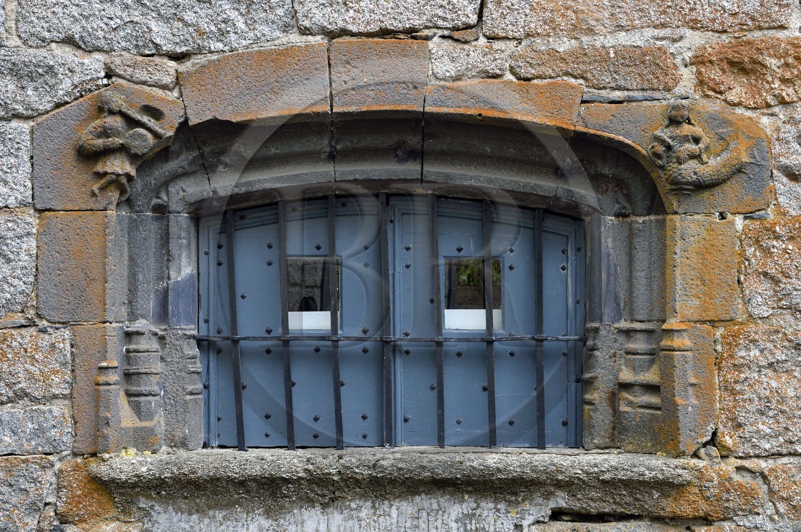 France, Cantal (15), Parc naturel régional de l'Aubrac, plateau de l'Aubrac, Saint-Urcize, sculptures d'un joueur de tambourin et galoubet ainsi que d'une sirène sur l'encadrement de fenêtre de la maison Podevigne de Grandval du XVe-XVIe siècle