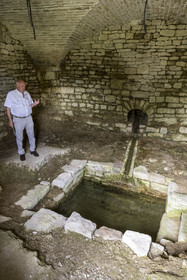 France, Côte-d'Or (21), Curtil-Vergy, ruines de l'abbaye Saint-Vivant de Vergy, André Valognes montre le système de captage des eaux de l'ancien prieuré clunisien