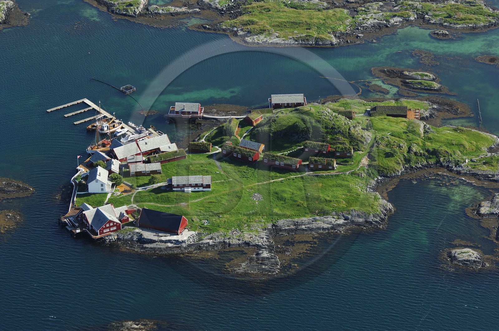 Norvège, More Og Romsdal, Ile de pêcheurs au sud de Kristiansund (vue aérienne)