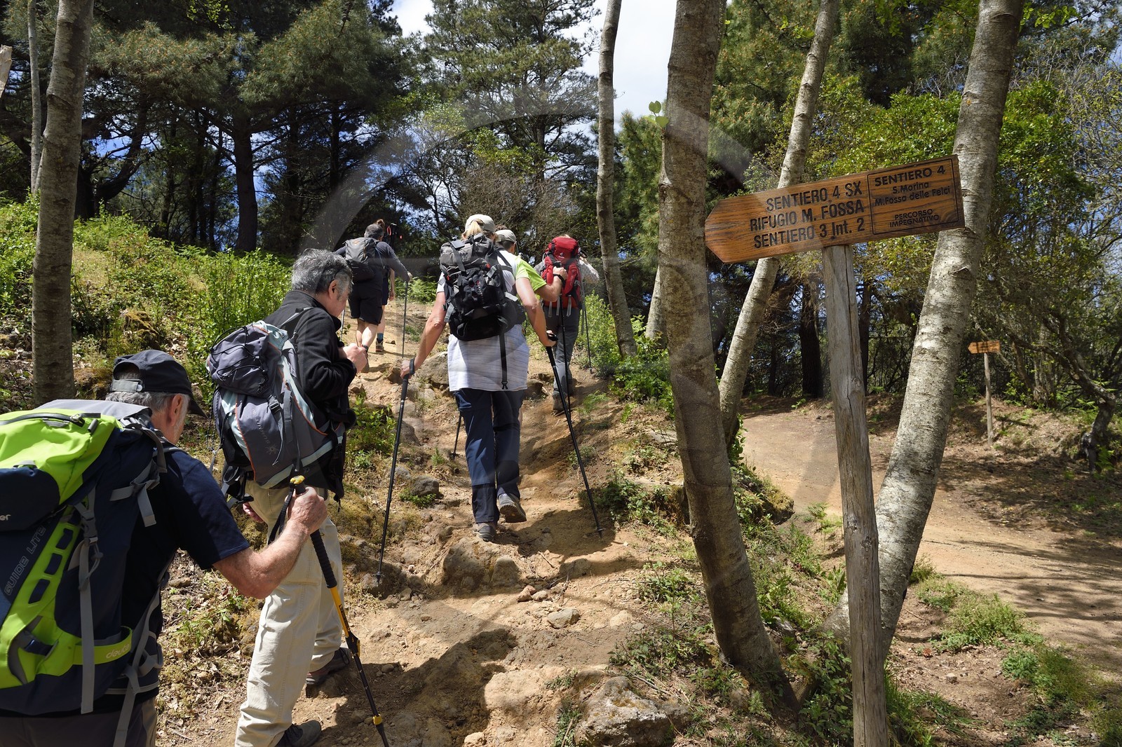 Italie, Sicile, iles Eoliennes, classées Patrimoine Mondial de l'UNESCO, Ile de Salina, randonneurs dans l'ascension du Monte Fossa delle Felci
