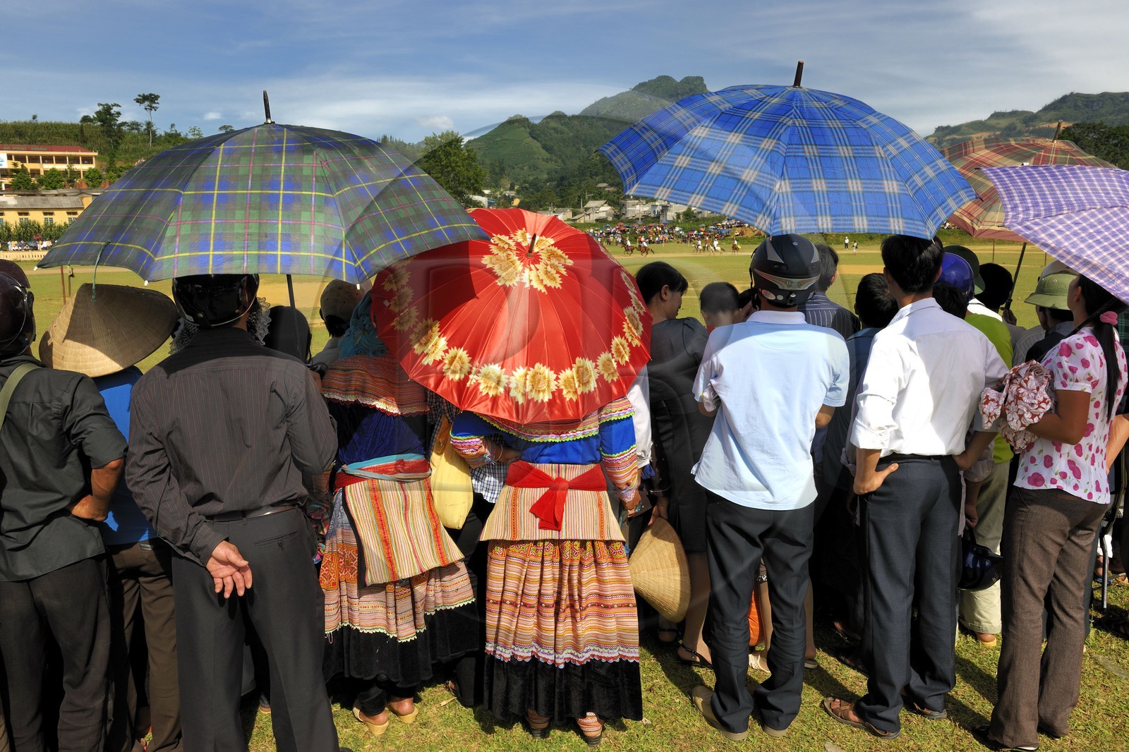 Vietnam, province de Lao Cai, Bac Ha, course annuelle de chevaux et deux femmes de la minorité Hmong Fleur au premier plan