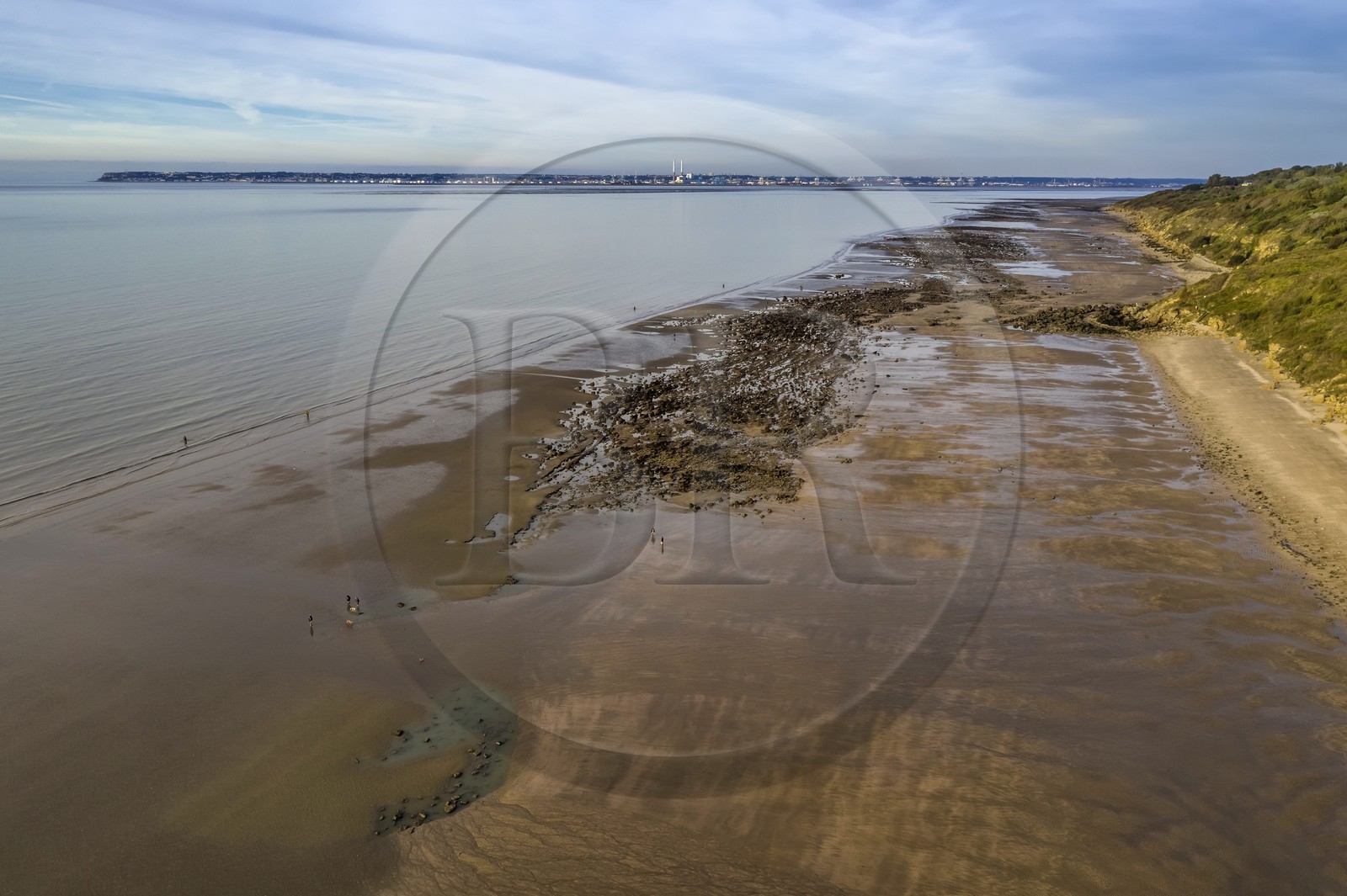 France, Calvados (14), Pays d'Auge, Trouville-sur-Mer, la plage des Roches Noires qui s’étend sur plusieurs kilomètres en direction d’Hennequeville et de Villerville, bordée par les falaises des Roches Noires, Le Havre en arrière plan (vue aérienne)