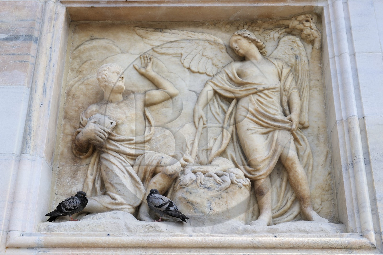 Italie, Lombardie, Milan, le Duomo, pigeons et détail de la facade de la cathédrale