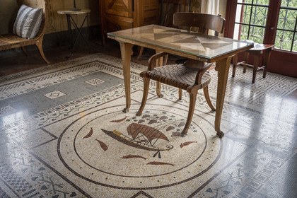 France, Alpes-Maritimes (06),  France, Alpes Maritimes (06), Beaulieu sur Mer, villa Kerylos de style neo-grec construite en 1908 par architecte Emmanuel Pontremoli, chambre de Théodore Reinach, table traditionnelle à trois pieds