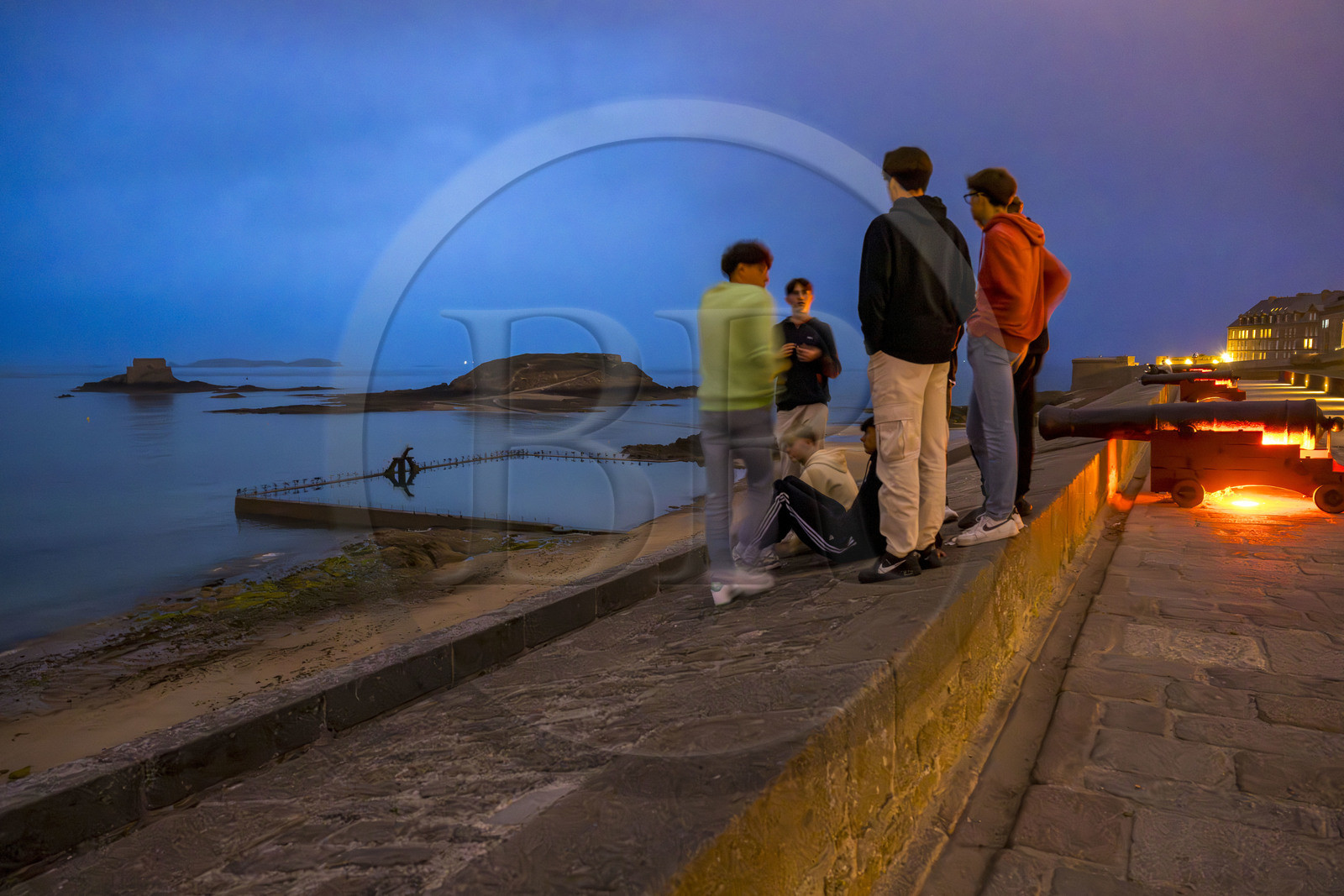 France, Ille-et-Vilaine (35), Côte d'Emeraude, Saint-Malo, canons sur les remparts au bastion de la Hollande, la piscine d'eau de mer et les forts de Petit et Grand Bé en arrière plan