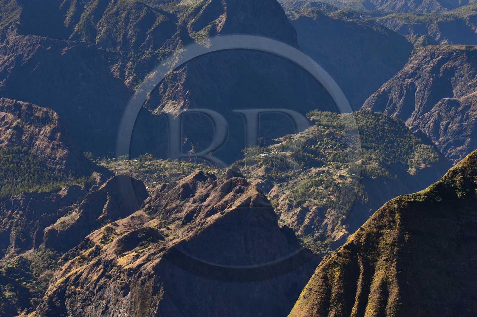 France, Ile de la Reunion, Parc National de la Réunion classé Patrimoine Mondial de l'UNESCO, La Possession, vers le village de Dos d'Ane, randonnée de la Roche Bouteille par le sentier Cap Noir,  l'îlet de Grand Place dans le Cirque de Mafate vu du kiosque de Cap Noir