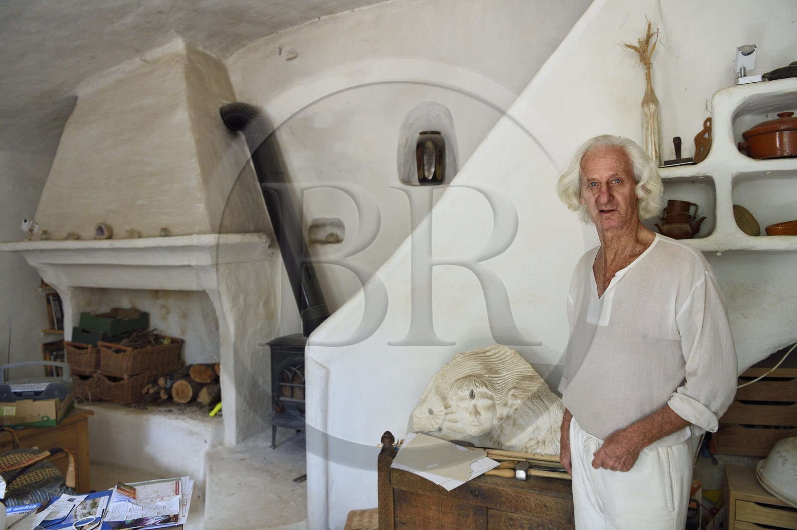 France, Bouches-du-Rhône (13), Aix en Provence, carrières de Bibémus, le sculpteur et tailleur de pierre David Campbell dans sa maison