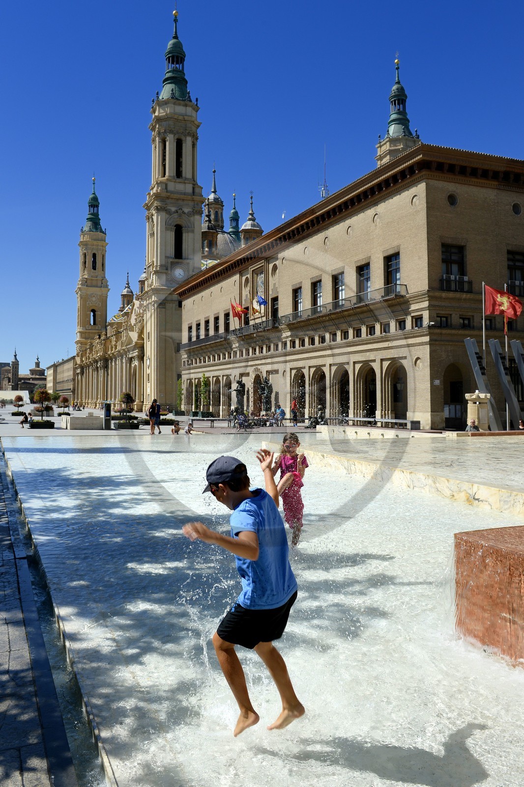 Spain, Aragon, Zaragoza, the pond and fountain in front of La Lonja and the Basilica del Pilar (Our Lady of Pilar) in the background