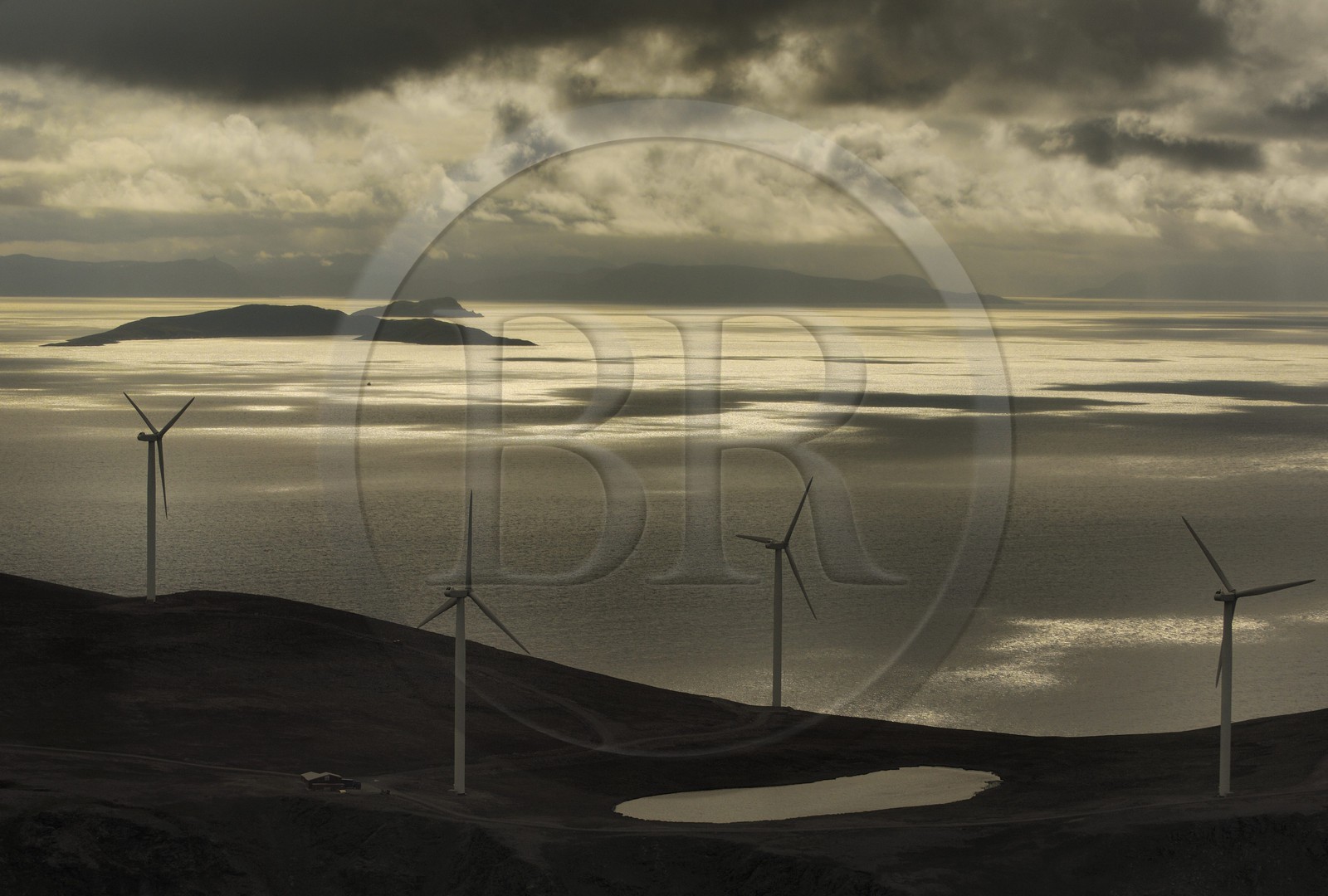 Norvège, Laponie, région du Finnmark, la côte vers le Cap Nord, éoliennes (vue aérienne)