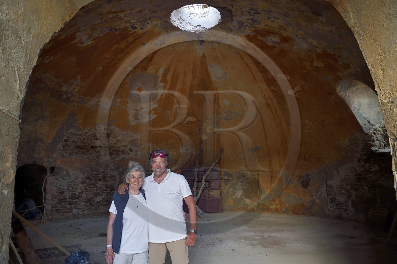 France, Var (83), Iles d'Hyères, parc national de Port Cros, Ile de Porquerolles, Edith et Marc Frilet qui réhabilitent le Fort du Petit Langoustier datant du XVIIème siècle en modèle de developpement durable, le rez-de-chaussée de la tour qui est vouté en coupole sphérique