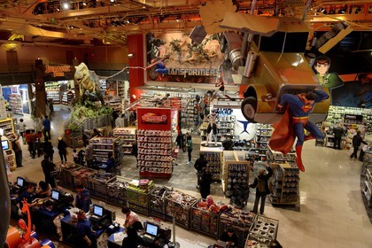 Etats-Unis, New York, Manhattan, Times Square, magasin de jouets ToysRUs et son dinosaure