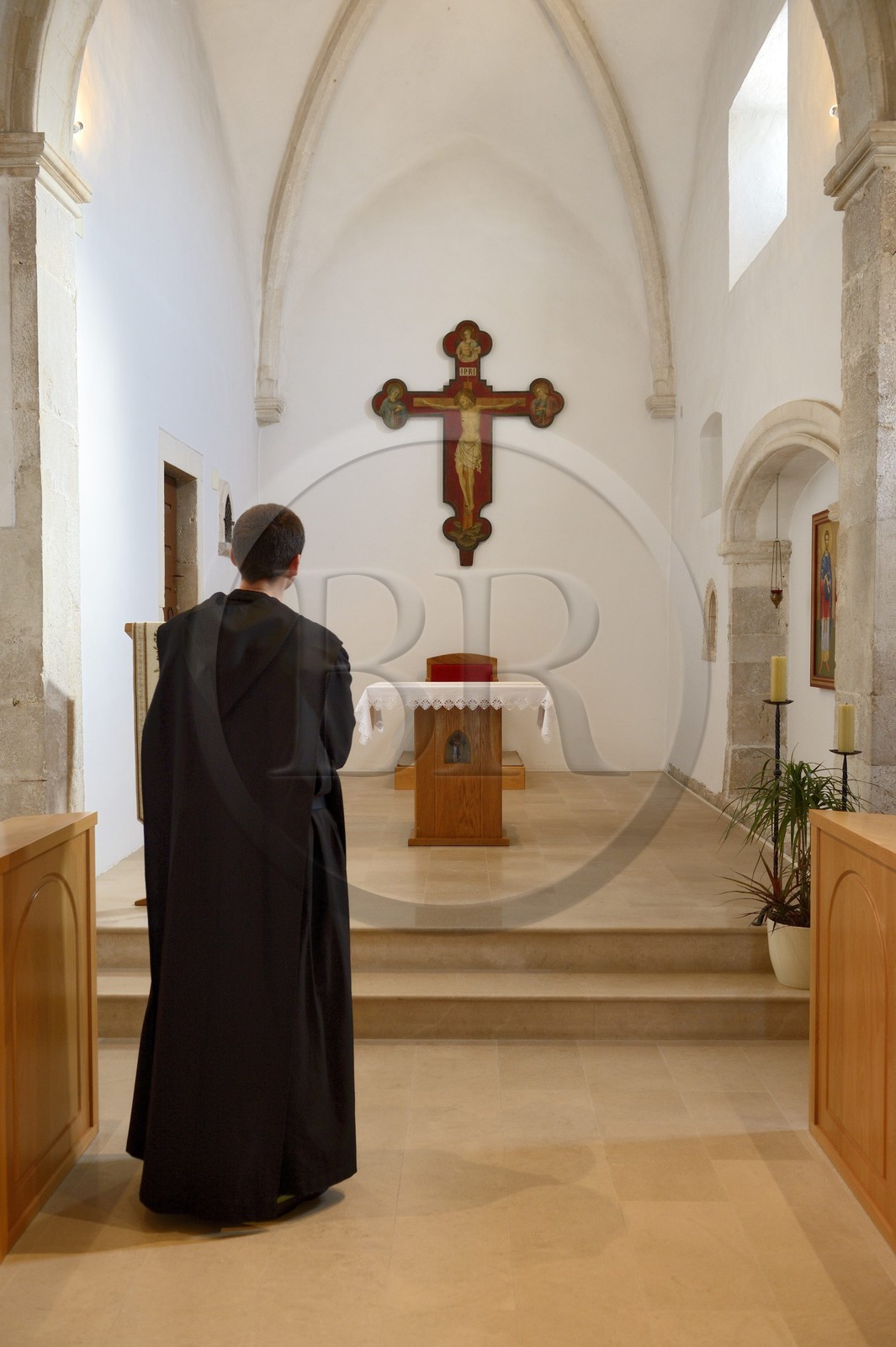 Croatie, Dalmatie, côte dalmate, Tkon, Monastère bénédictin de Cokovac fondé en 1125 sur l’Ile de Pasman, crucifix du VIème siècle