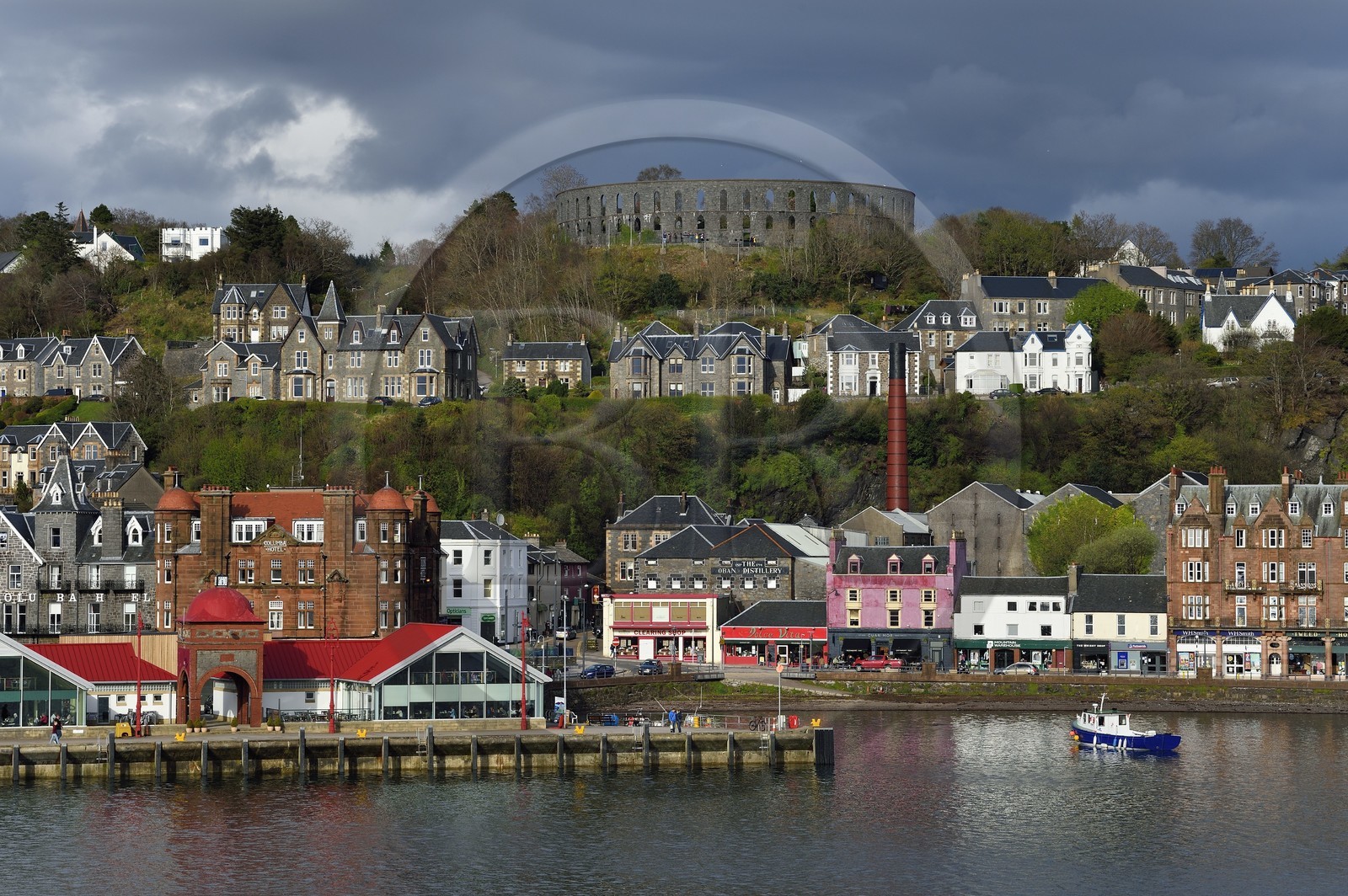 Royaume-Uni, Ecosse, Highland, Argyll and Bute, Oban, le port et la distillerie de whisky