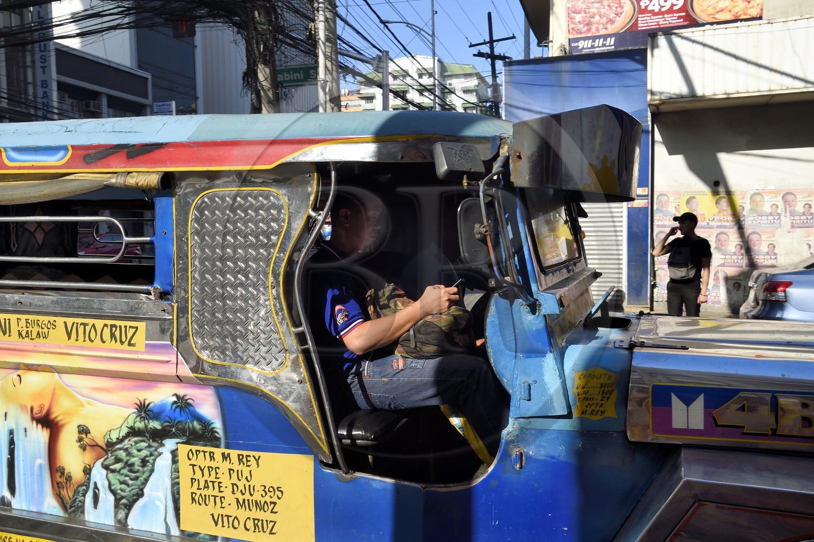 Philippines, Ile de Luzon, Manille, quartier Ermita,  jeepney (jeep allongée pour le transport de passagers)