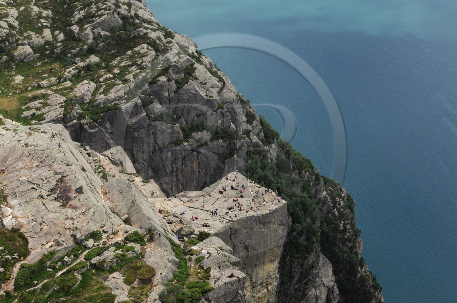 Norvège, Rogaland, randonneurs rocher de la Chaire (Preikestolen) dans le Lysefjord - fjord de Lysebotn (vue aérienne)