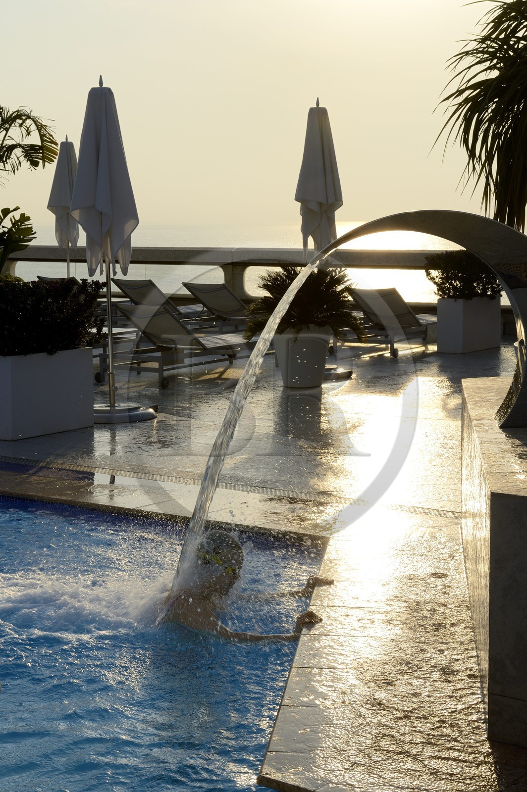 Principauté de Monaco, Monaco, Monte-Carlo, la piscine sur le toit de l'Hotel Fairmont