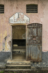 France, Guyane, Saint-Laurent-du-Maroni, bagne ou Camp de la Transportation, les quartiers disciplinaires, un des blockhaus, cellule commune prévue pour 40 bagnards entravés