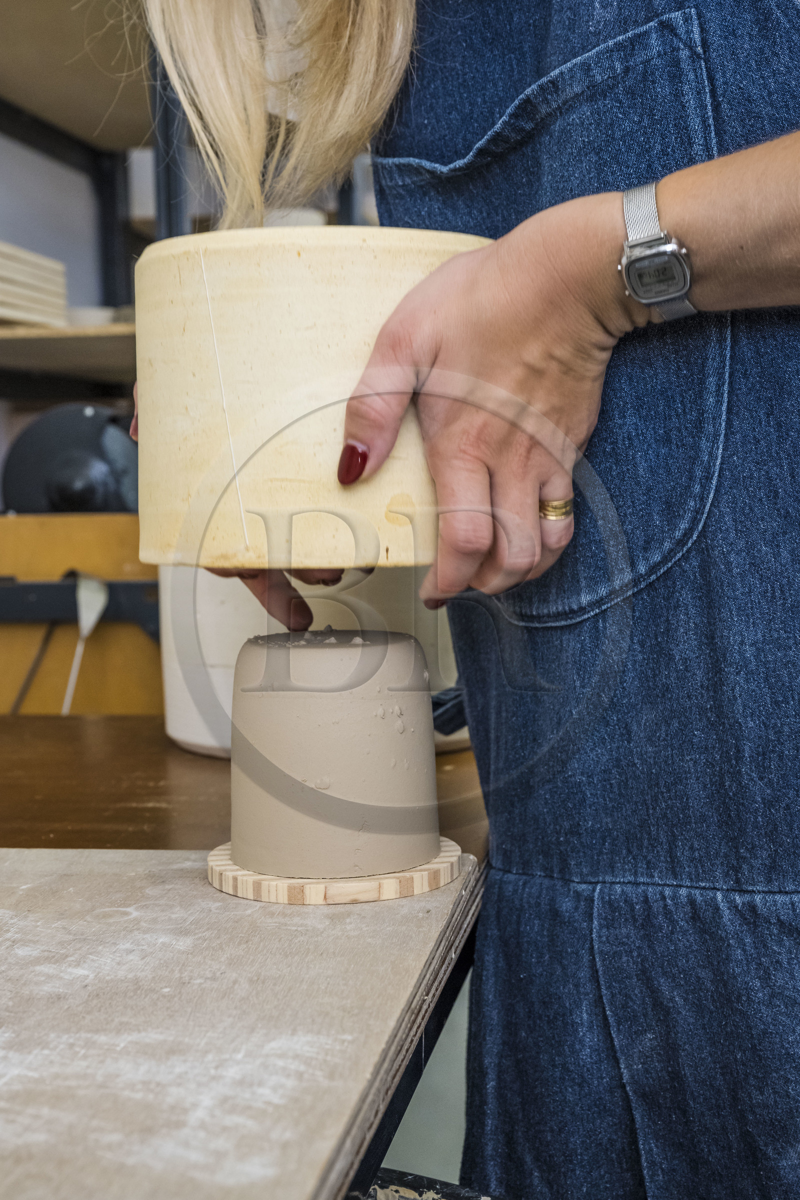 France, Alpes-Maritimes (06), Vallauris, la céramiste Maureen Stengel-Guillot de l'atelier MSG Céramique