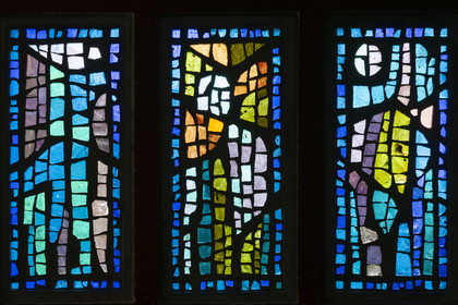 France, Loire-Atlantique (44), Saint-Nazaire, l’église Sainte-Anne datant de la reconstruction de la ville, vitraux de l'artiste et parolier Serge Rezvani