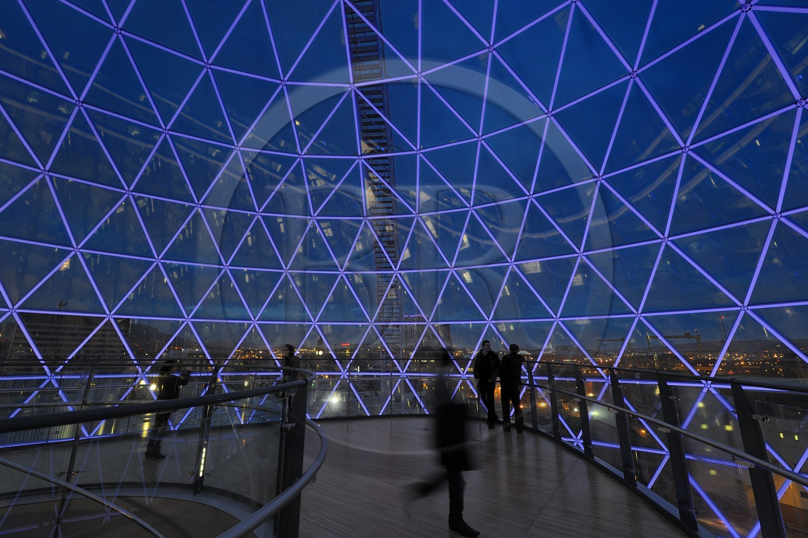 Royaume-Uni, Irlande du Nord, Belfast, le dôme en verre de 35m de diamètre du centre commercial de Victoria Square offre une large vue sur la ville