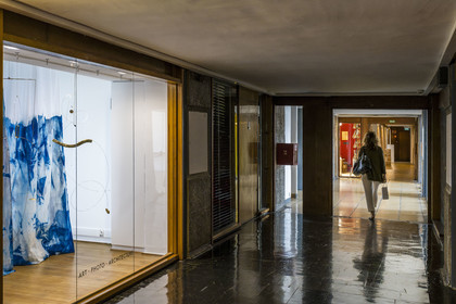 France, Bouches-du-Rhône (13), Marseille, oeuvre architecturale de Le Corbusier, classée Patrimoine Mondial de l'UNESCO, la Cité Radieuse par l'architecte Le Corbusier, exposition d'Ambre Cardinal à la Galerie Kolektiv 313 dans le déambulatoire entre le 3e et le 4e étage