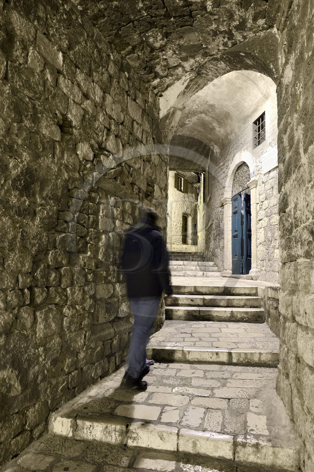 Croatie, Dalmatie, côte dalmate, Sibenik, passage vouté dans une ruelle en escalier