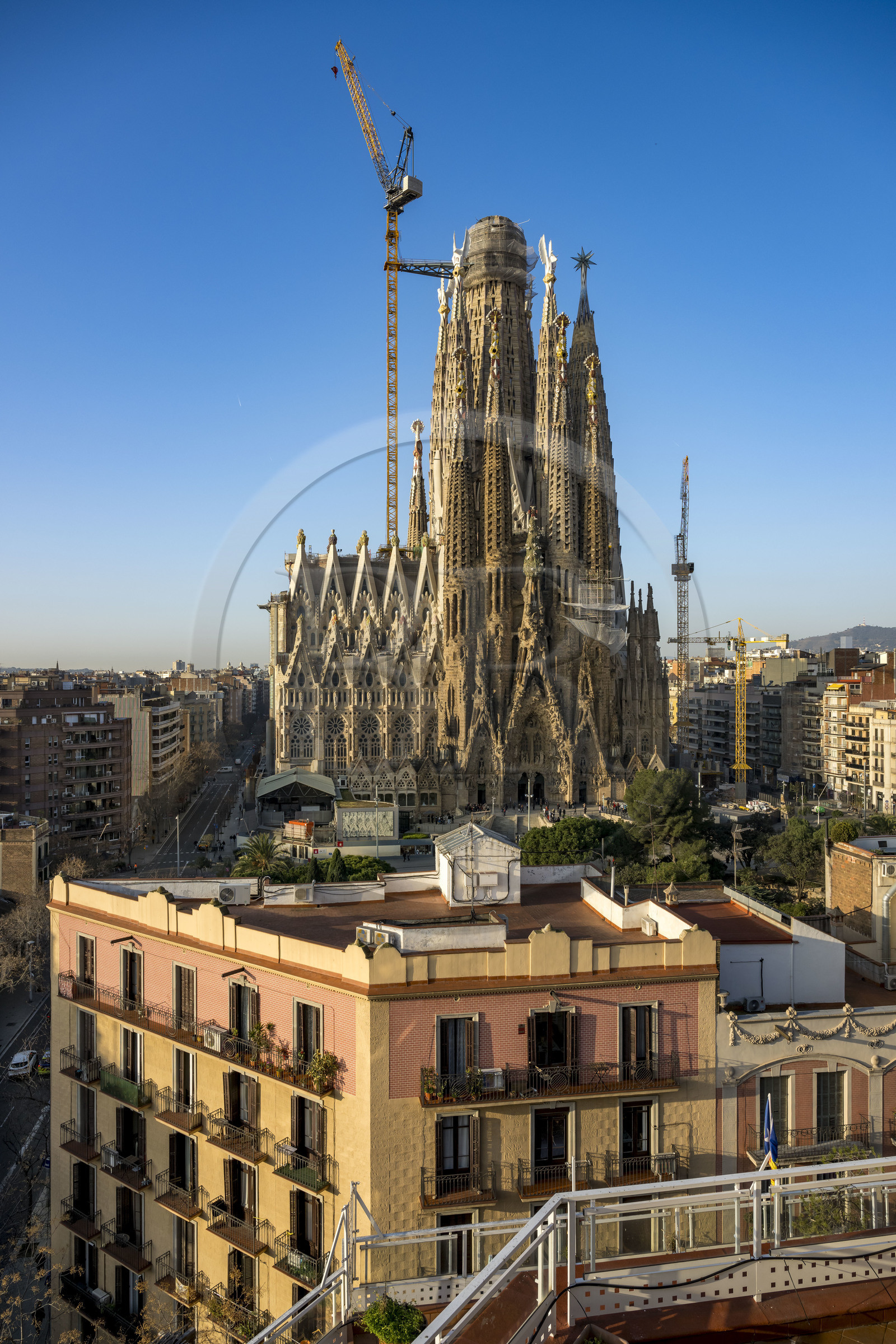 Espagne, Catalogne, Barcelone, quartier de l'Eixample, basilique de la Sagrada Familia de l'architecte du modernisme catalan Antoni Gaudi classée Patrimoine Mondial de l'UNESCO, façade de la Nativité et les immeubles environnant