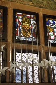 France, Bas-Rhin (67), Orschwiller, le chateau du Haut-Koenigsbourg, la salle d’armes présente les différentes hallebardes, épées, arbalètes et armures