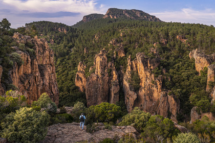 France, Var (83), entre Bagnols-en-Forêt et Roquebrune-sur-Argens, randonneur à l'entrée des Gorges du Blavet (vue aérienne)
