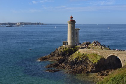 France, Finistère (29), rade de Brest, phare du Petit Minou, départ de la frégate L'Hermione, réplique du trois-mats qui transporta le marquis de Lafayette en Amérique en 1780