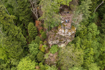 France, Bas-Rhin (67), Parc Naturel régional des Vosges du Nord, La Petite Pierre, le Rocher Blanc, rocher de grès rose du sentier des Trois Roches auquel le lichen clair a donné son nom (vue aérienne)