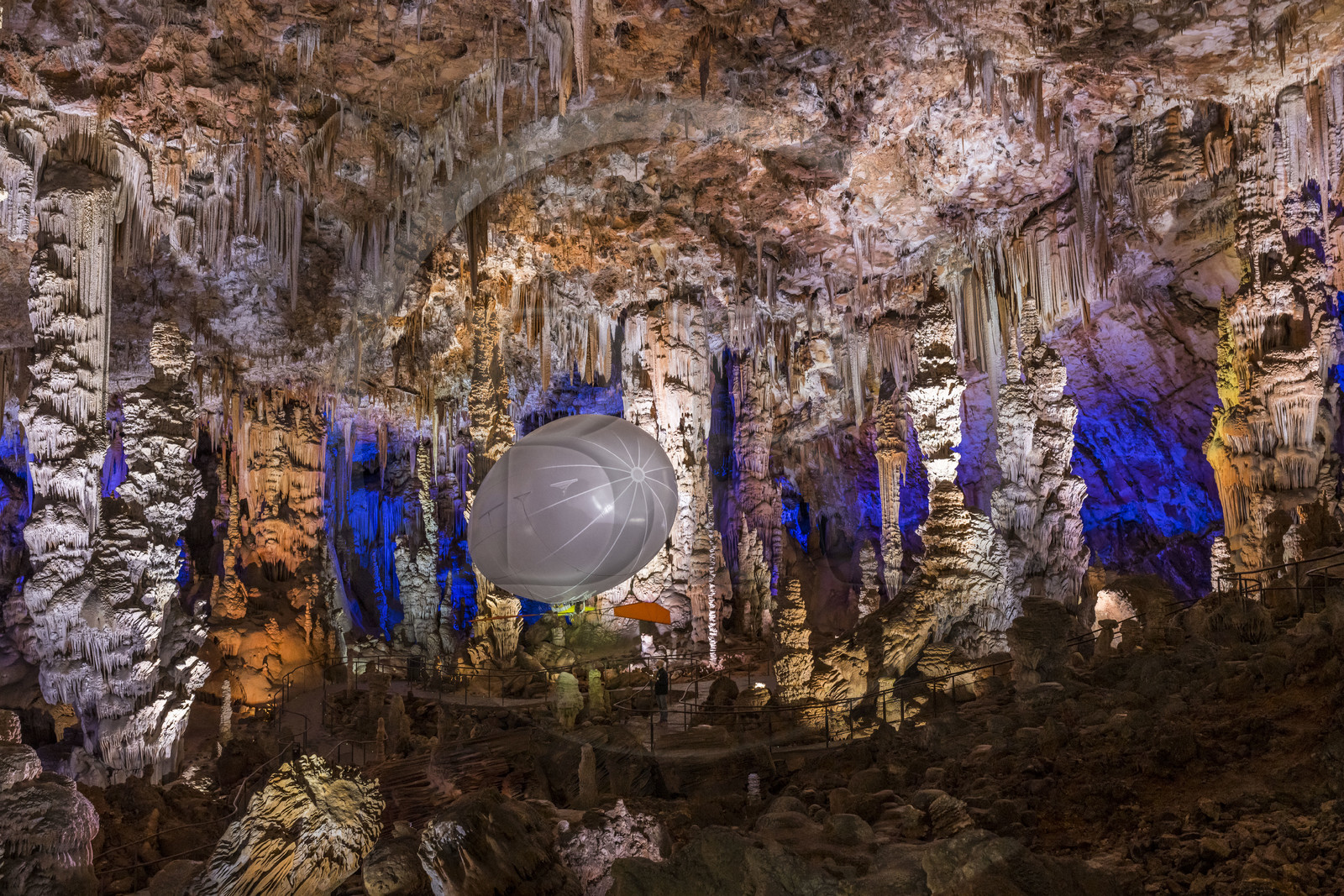 France, Gard (30), Méjannes-le-Clap, grotte de La Salamandre, découverte de la grotte en Aéroplume®, un ballon dirigeable individuel gonflé à l'hélium qui permet de s'envoler en battant des ailes