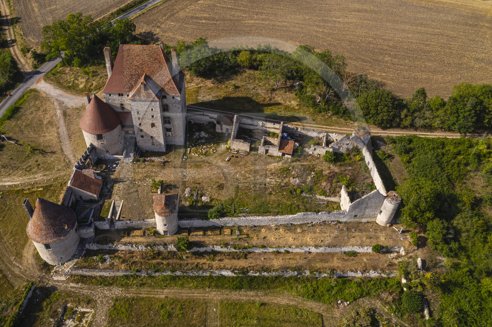 France, Allier (03), ancienne province du Bourbonnais, Besson, chateau de Fourchaud chateau de Fourchaud (XIVe siècle au XVIe siècle) appartenant aujourd'hui aux descendants des Bourbon-Parme (vue aérienne)