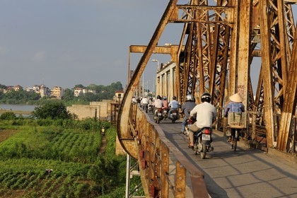 Vietnam, Hanoï, Pont Long Bien anciennement pont Paul Doumer est reservé à la circulation des trains, des deux-roues et des piétons