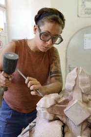 Allemagne, Bade-Wurtemberg, Fribourg en Brisgau, Mariella tailleur de pierre aux ateliers de la cathédrale