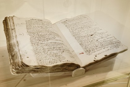 France, Bas-Rhin (67), Selestat, la Bibliothèque Humaniste réaménagée par l'architecte Rudy Ricciotti, 1521, la plus ancienne mention écrite de l'arbre de Noël extraite du registre des comptes de la ville de Sélestat de 1517 à 1522, il y est question d'une dépense de quatre Schillings pour payer les gardes-forestiers chargés de surveiller les arbres dans les forêts municipales le jour de la Saint-Thomas et d'une amende infligée à quiconque coupera les-dits sapins