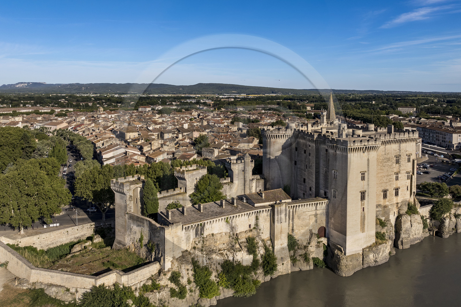 France, Bouches-du-Rhône (13), Tarascon, le chateau du roi René datant du XVe siècle en bordure du Rhone (vue aérienne)