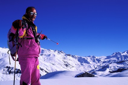 France, Savoie (73), Serge Blanc-Gonnet, agriculteur et pisteur à Arêches, montre son chalet d'été
