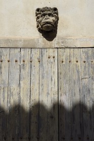 France, Bouches-du-Rhône (13), Arles, rue de la Bastille, mascaron tête de lion probablement du XVIIIe siècle de style rocaille